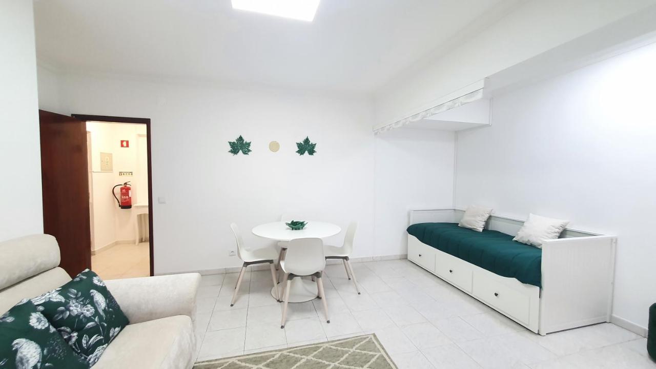 Caldas Da Rainha'S Green & White Екстериор снимка