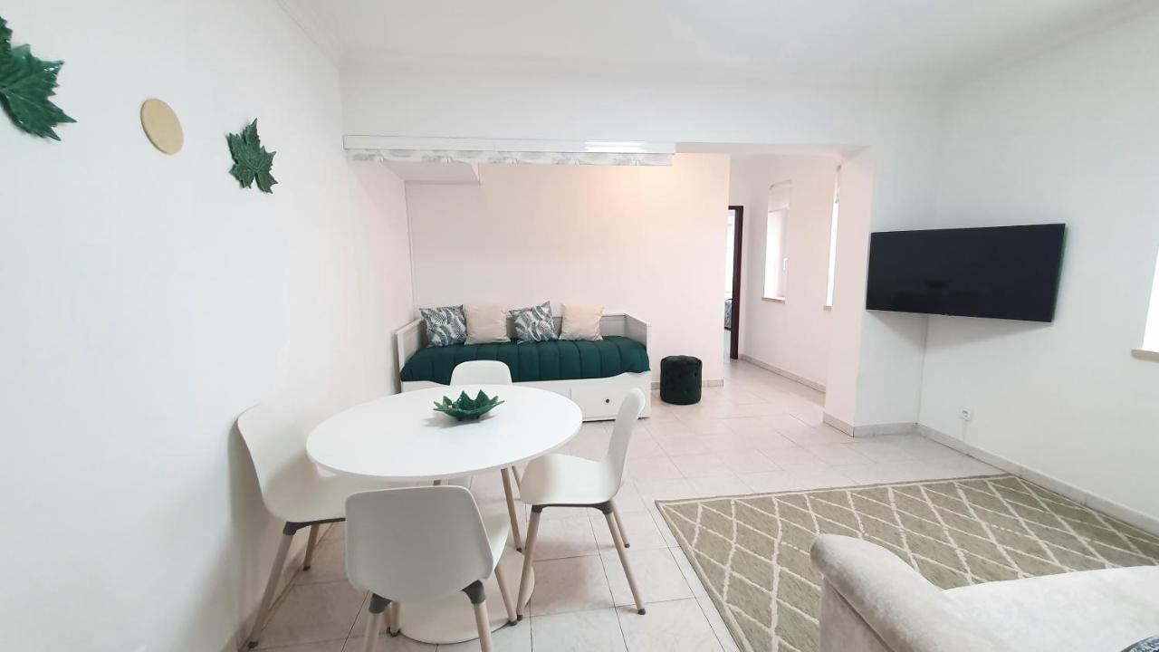 Caldas Da Rainha'S Green & White Екстериор снимка