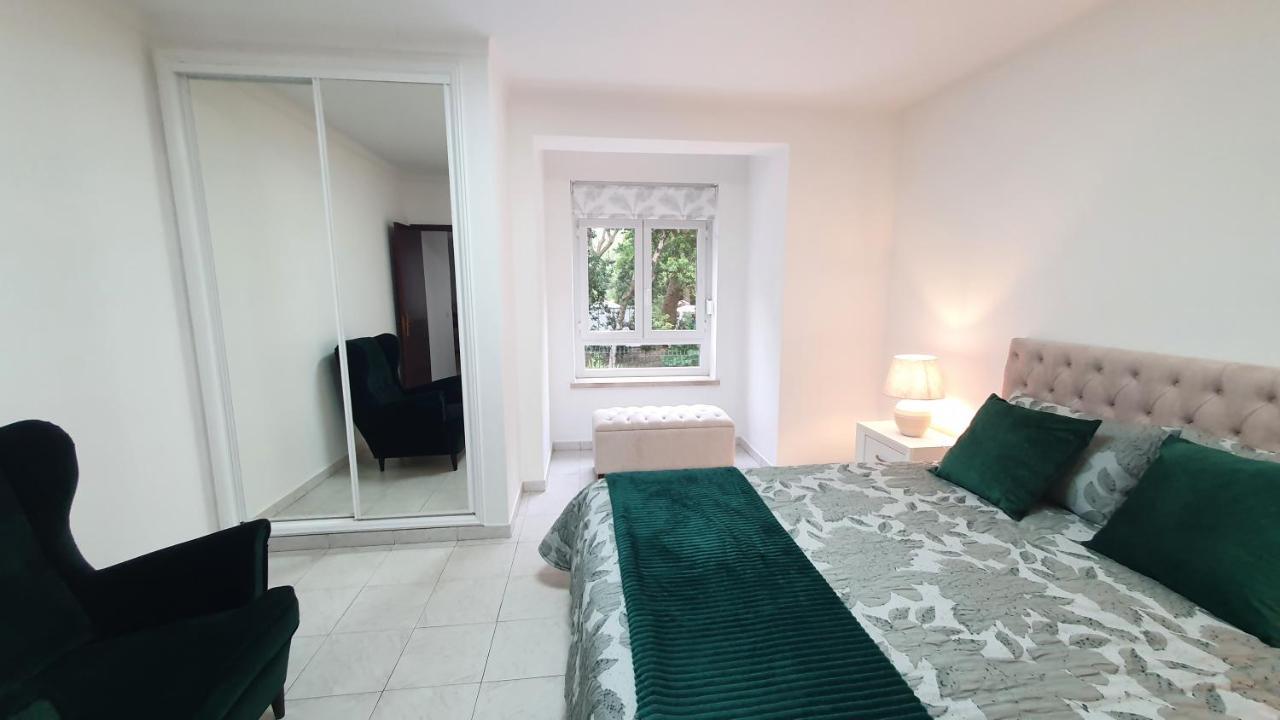 Caldas Da Rainha'S Green & White Екстериор снимка